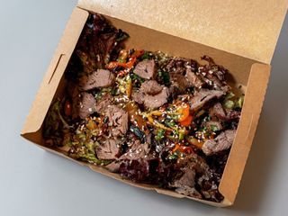 Теплий салат на мангалі з яловичиною