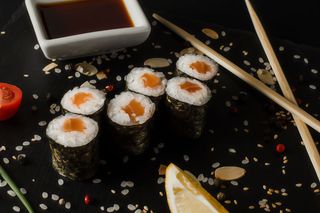 Макі з лососем