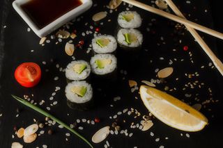 Макі з авокадо