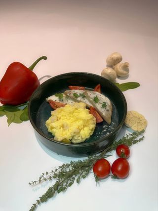 Скрамбл з курочкою, томатом та брускетами