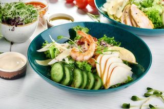 Салат з тигровими креветками, кіноа та в’яленим томатом (220/20г)