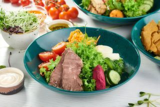 Салат з томленою яловичиною та соусом Териякі (210/40г)