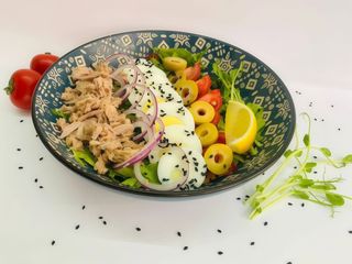 Салат з тунцем та медово-гірчичною заправкою (180/40г)