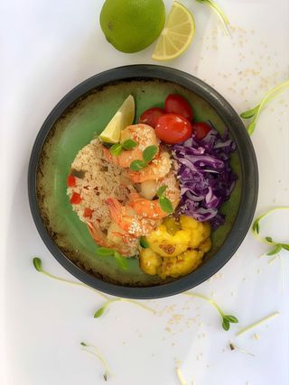 Боул №5 Тигрові креветки з булгуром та чері (280г)