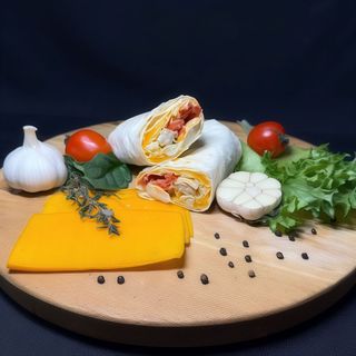 Хелсі шаурма з курячим стегном гриль з Карі, овочами та сирним соусом