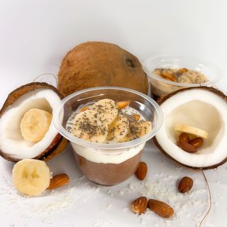 Шоколадно-кокосовий чіа пудинг з бананом та горіхами
