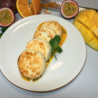 Сирники з цедрою та соусом манго-маракуя