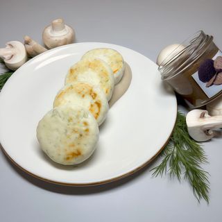Солені сирники з грибним соусом та трюфелем