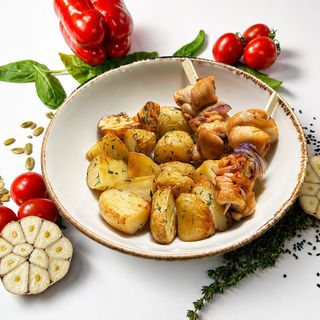 Запечений курячий шашличок з молодою картоплею