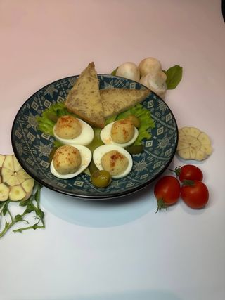 Яйця фаршировані мусом з тунця з гречаними грінками