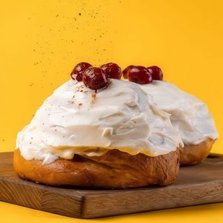 Сінабоні з вишнею та кремом (230 г)