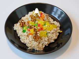 Вівсяна каша з горіхами та цукатами