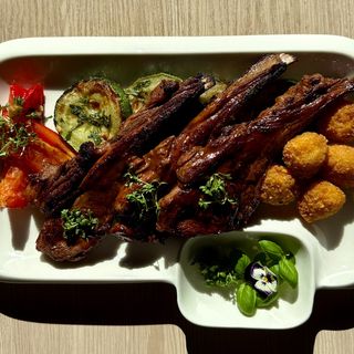 Каре баранини з овочами 