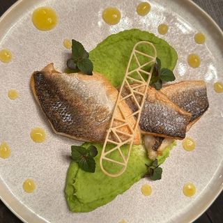 Сибас з мусом зеленого горошку 