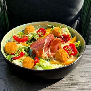 Салат з грушею  та хамоном 