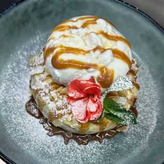 Штрудель яблучний з морозивом