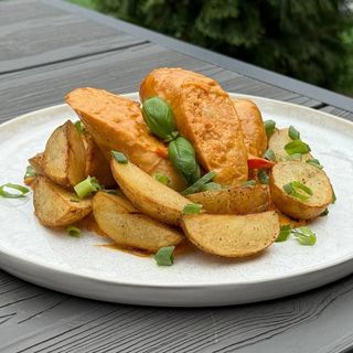 Ковбаски курячі з молодою картоплею