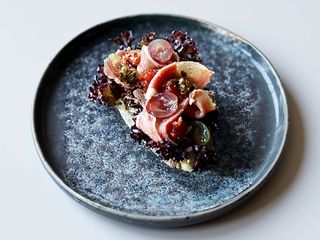 Брускета з хамоном та виноградом