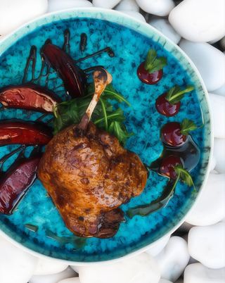 Качина ніжка з карамелізованими овочами