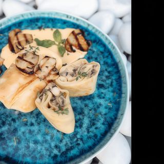 Млинці з курячим філе та сирно-грибним соусом