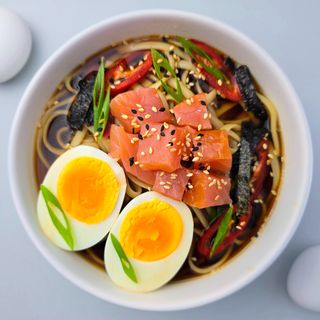 Суп Рамен із копченим лососем гострий (440г)