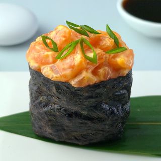 Гункан з гострим лососем (75г)