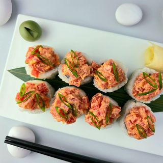 Рол з гострим тунцем та манго (280г)