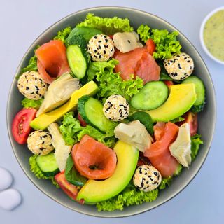 Салат з артишоками та лососем (390г)