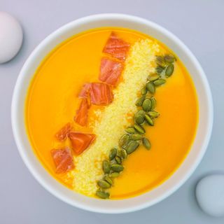 Гарбузовий крем-суп з копченим лососем (390г)