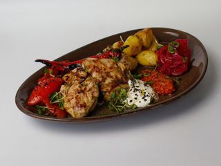 Курка гриль з овочами та соусом аджика (200/150/80)