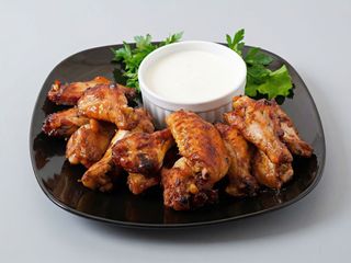 Курячі крильця з часниковим соусом (150/30 гр)