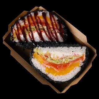 Суші бургер блек з копченим лососем. (300г)