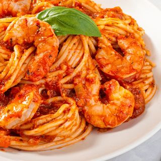 Удон з креветками та гострим соусом шрирача