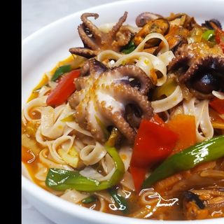 Удон з морепродуктами і восьминогом по азійськи