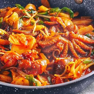 Удон з восьминогами та овочами