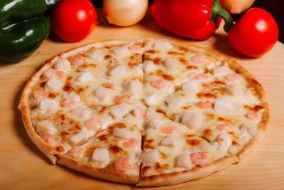 Піца з креветками і лососем під вершковим соусом