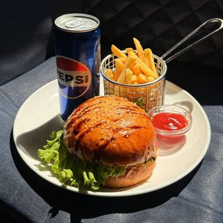 Бургер з куркою та беконом (300/150/330г)