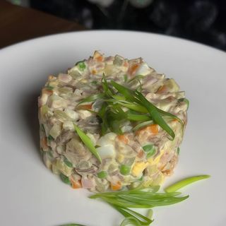 Салат Олів'є з телятиною (200г)