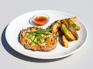 Відбивна зі свинини з овочами (180/100/30г)