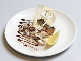Стейк судака з грибним соусом (150/80г)