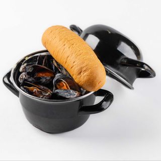 Казанок мідій у вершковому соусі з  багетом (400г)