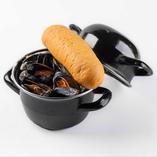 Казанок мідій у соусі Дор Блю з багетом (400г)