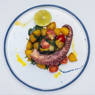 Восьменіг з картоплею конфі та томатами чері