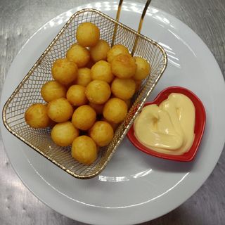 Бітерболи з сирним соусом