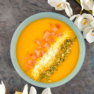 Гарбузовий крем-суп з копченим лососем (390 г)