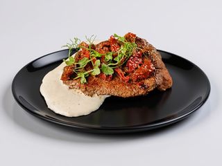 Яловичина під соусом Блю Чіз та в'яленими томатами(250гр)