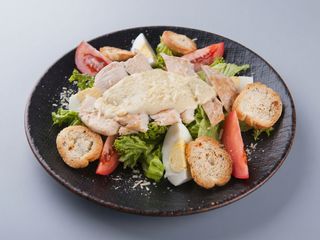 Салат Цезар з куркою та беконом (300г)