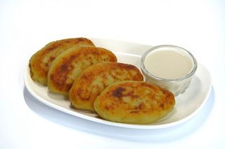 Зрази з м'ясом та сирним соусом (250/50г)