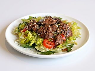 Салат з курячою печінкою 390г)