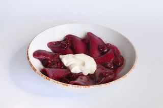 Червоні вареники з сиром та вишневим соусом (200/100г)
